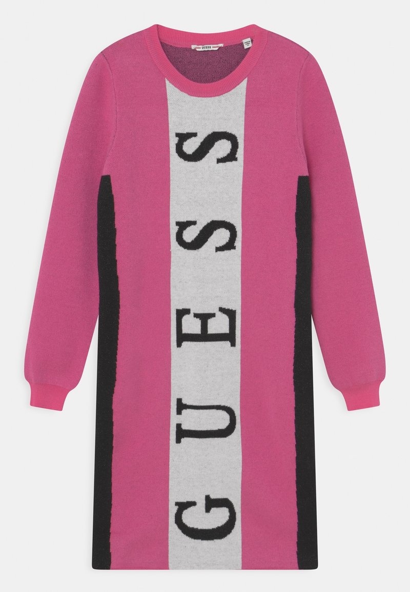 Abito lavorato a maglia con blocchi verticali in rosa, grigio e nero, con il testo "GUESS" ben in evidenza in nero su un pannello grigio.