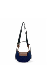 Navy Denim-Tasche mit halbkreisförmiger Form, braunem Lederumschlag und abnehmbarem schwarzen Tragegurt; mit geprägtem Muster auf der Vorderseite.