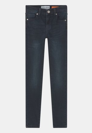 Donkerblauwe, super strakke jeans van denim. Heeft vijf zakken, zilveren metalen accenten en een subtiele versleten textuur.