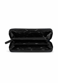 Billetera negra con cremallera y múltiples compartimentos, con un exterior suave y un interior negro con un patrón de logo repetido.