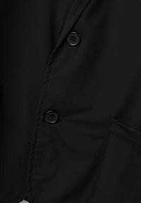 Svart blazer med en slät textur, med två knappar, skräddarsydda slag och en sidoficka. Minimalistisk design med rena linjer.