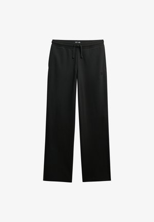 Pantalon de survêtement noir à jambes larges avec taille à cordon, tissu lisse et logo discret sur le côté. Sans décorations ni motifs.