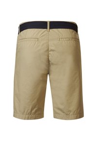 Beige herenshorts met achterzakken en een donkerblauwe geweven riem, vanaf de achterkant weergegeven op een witte achtergrond.