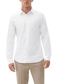 Biała koszula z długim rękawem, z kołnierzykiem na guziki, gładka bawełniana tkanina, slim fit, z klapą z guzikami z przodu.