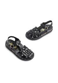 Zwarte geweven sandalen met een leren bovenwerk, verstelbare gesp en een gevoerde binnenzool; voorzien van een open teenontwerp en rubberen zool.