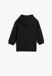 Sudadera con capucha negra, mezcla de algodón, que presenta mangas largas, puños de canalé y un bolsillo tipo canguro. La vista trasera muestra un diseño simple sin adornos.