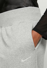 Nike Sportswear PHOENIX W NSW STYLE FLC HR PANT PLUS - Pantalones deportivos - grey heather