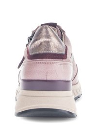 Sneaker met een bovenwerk van roze leer, metallic accenten en een bordeauxrode hiel. Voorzien van een doorgestikte zool en een gestructureerd achterdetail.
