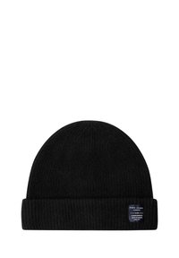 Melnā ribotā adīta cepure ar salocītu maliņu un mazu taisnstūra formas zīmola etiķeti priekšējā labajā pusē.