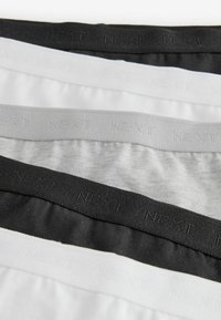 Vier Paare Boxer-Briefs mit elastischen Bünden in Schwarz, Weiß und Grau. Die Bünde tragen den Markennamen "NEXT", der in passenden Farben geprägt ist.