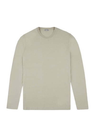 Camiseta de manga larga de color beige claro, hecha de una tela suave, con cuello redondo y un diseño simple, sin patrones ni acentos visibles.