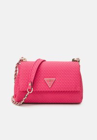 Sac à main synthétique rose tissé avec un rabat avant, une bandoulière en chaîne et un logo métallique triangulaire à l'avant. Détails de surface texturée.