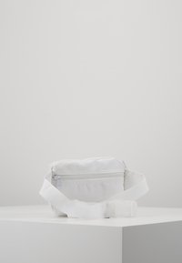 Urban Classics HIP BAG - Vyölaukku - white