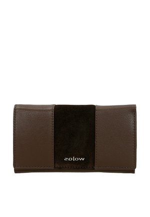 Portefeuille en cuir marron avec un panneau central en daim noir et un petit texte de logo métallique au centre à l'avant.