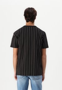 Tommy Jeans VERTICAL STRIPE TEE UNISEX - Camiseta estampada - black
