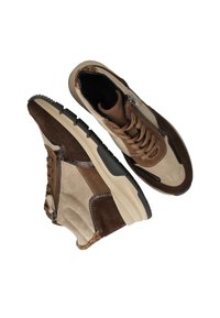 Bruine en tan suède sneakers met een chunky beige zool, ronde neus, vetersluiting en ritsdetail. Geaccentueerde texturen en rubberen loopzool.