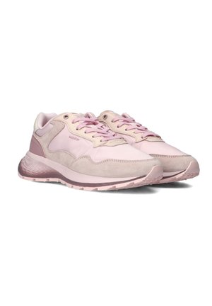 Lichtroze sneakers met een mix van gladde en suède texturen, voorzien van een gevoerd kraagje, vetersluiting aan de voorkant en een rubberen zool met een subtiel patroon.