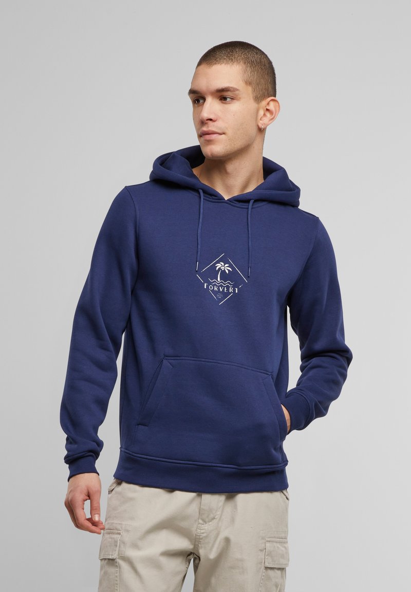 Felpa con cappuccio blu navy realizzata in tessuto morbido, con tasca frontale, cordini e un logo grafico bianco con palme e onde.