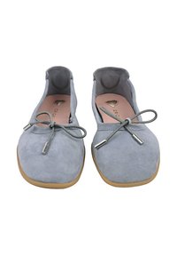 Een paar lichtgrijze suède balletschoenen met ronde neuzen, kleine strikjes bovenop, gevoerde binnenzolen en beige rubberen zolen.