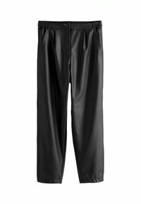 Schwarze Kunstleder-Tapered Pants mit vorderen Falten, Seitentaschen und einem knöpfbaren Bund vor einem weißen Hintergrund.