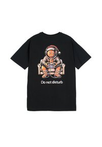 Czarny bawełniany T-shirt z grafiką postaci piernika w słuchawkach grającej w gry wideo oraz napisem „Nie przeszkadzać” pod spodem.