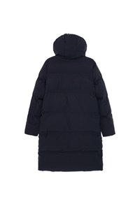Lungo cappotto invernale imbottito nero con cappuccio, visto da dietro, che mostra il trapunto orizzontale e la lunghezza estesa.