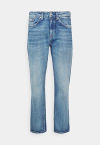 Lichtblauwe denim jeans met een rechte pijp. Voorzien van een knoopsluiting, riemlussen en zakken aan de voorkant. De stof heeft een licht vervaagde textuur.