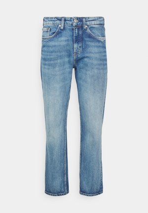 Lichtblauwe denim jeans met een rechte pijp. Voorzien van een knoopsluiting, riemlussen en zakken aan de voorkant. De stof heeft een licht vervaagde textuur.
