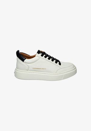 Witte leren sneaker met zwarte leren accenten, ronde neus, contrasterende veters, gepolsterde kraag en een gestructureerde witte rubberen zool.