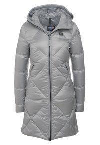 Grijze gewatteerde jas met een capuchon, voorzien van een diagonale quiltpatroon, een ritssluiting aan de voorkant en twee zijzakken. Het materiaal is glanzend en glad.