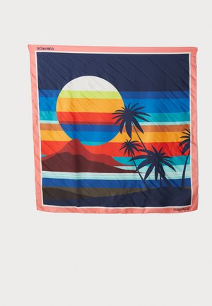 Cachecol de seda com um design de pôr do sol em cores vibrantes, incluindo laranja, azul e rosa, e silhuetas de palmeiras negras contra uma montanha.