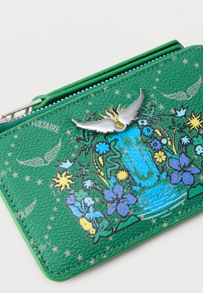 Πράσινο δερμάτινο πορτοφόλι με μπλε φλοράλ και καταρράκτη σχέδιο, ασημένια λεπτομέρεια με φτερωτό πουλί και το κείμενο "VOLTAIRE" κοντά στο φερμουάρ.