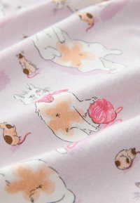Lichtroze stof met speelse illustraties van katten en muizen, met speelse houdingen en een bolletje draad, wat een leuk, gezellig patroon creëert.