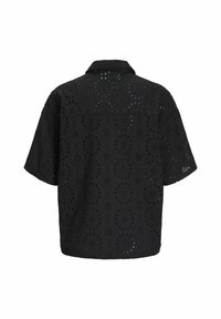 Camisa negra de manga corta con patrón floral de ojal, tejido texturizado y un corte relajado. Presenta un cuello y detalle en la parte posterior.