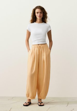 OYSHO, Pantalon classique - yellow