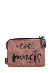 Cartera tipo zip en piel sintética rosa, con patrón acolchado, lettering metálico "merci" y tachuelas y charms decorativos.