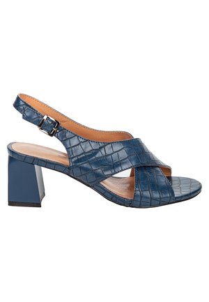 Sandale slingback en cuir bleu à texture crocodile, talon bloc, bout ouvert et bride à boucle ajustable.