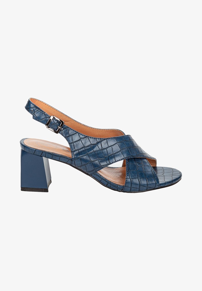 Sandale slingback en cuir bleu à texture crocodile, talon bloc, bout ouvert et bride à boucle ajustable.