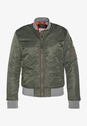 Olijfgroen bomberjack van glad nylon met ribbels in grijs bij de mouwen en kraag. Voorzien van een ritssluiting aan de voorkant en een zak op de mouw.