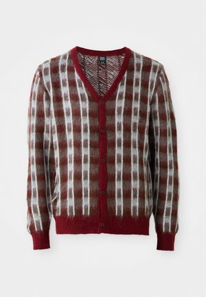 Cardigan à col en V, présentant un motif à carreaux en bordeaux, blanc et gris. Fabriqué en matériau doux et texturé avec une fermeture à boutons sur le devant.
