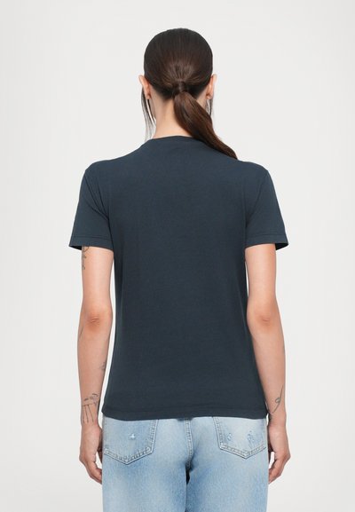 Donkerblauwe T-shirt met korte mouwen, lichte katoenstof, slim fit ontwerp, gladde textuur, ronde halslijn, eenvoudig zonder patronen of versieringen.