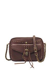 Sac à bandoulière en cuir marron avec poche avant à rabat, clous dorés, bandoulière tressée et détail en frange sur fond blanc.