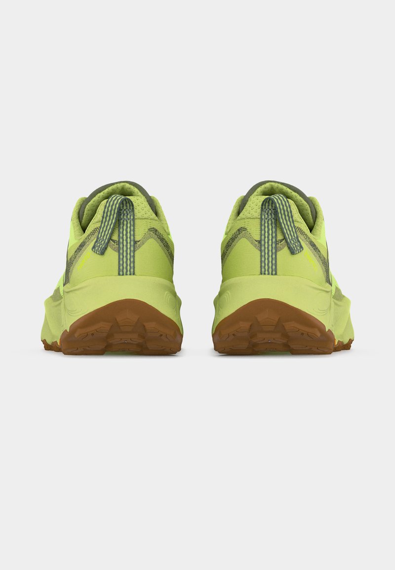 Par de zapatillas deportivas de color verde neón con suelas marrones vistas desde atrás, con tiradores a rayas en cada talón.