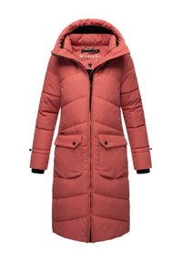 Garšs pūkainais mētelis rozā krāsā ar kapuci, ar rāvējslēdzēju, divām priekšējām kabatām un melniem akcentiem uz aprocēm un iekšpuses. Satur quilted rakstu.