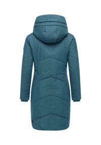 Tealblå boblejakke med hette, med langt design, quiltet tekstur og horisontalt chevronmønster på baksiden.