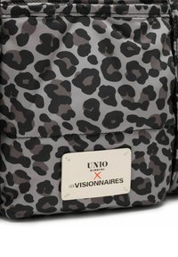 Graue Tasche mit glänzend schimmernder Oberfläche und schwarzem Leopardenmuster. Enthält ein weißes Etikett mit Markendetails.