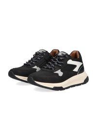Zwarte sneakers met gestructureerde stof en gladde accenten. Voorzien van een witte zijpaneel en een patroon in de veters op een dikke zool.
