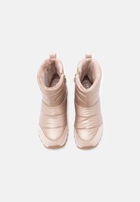Botas de tobillo acolchadas en color rosa con un acabado metálico suave, cremalleras laterales y suelas blancas texturizadas, con un suave forro peludo en el interior.