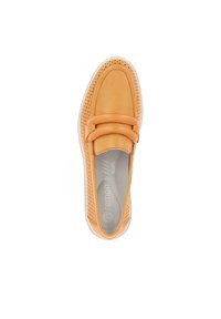 Scarpa slip-on in pelle arancione con tomaia perforata e una strap decorativa. Presenta una suola in gomma bianca e un interno morbido e testurizzato.