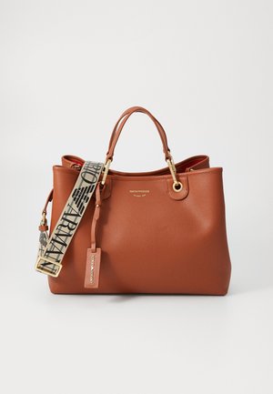 Brązowa skórzana torebka z podwójnymi uchwytami, złotymi okuciami oraz odpinanym beżowym paskiem z czarnymi logo Emporio Armani.